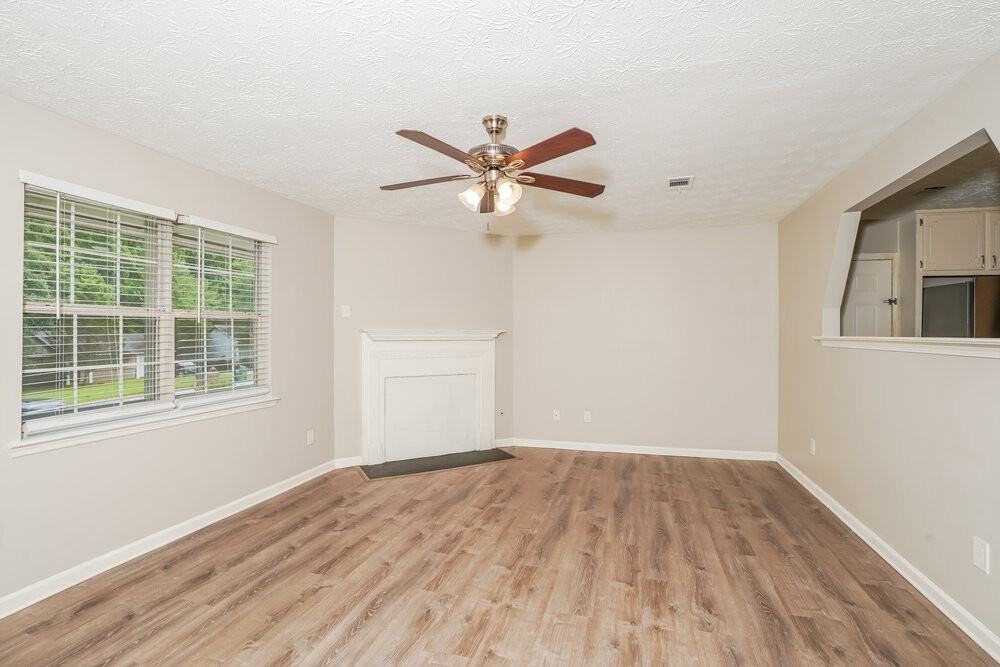 915 Walnut Creek Ln - Photo 4 of 16