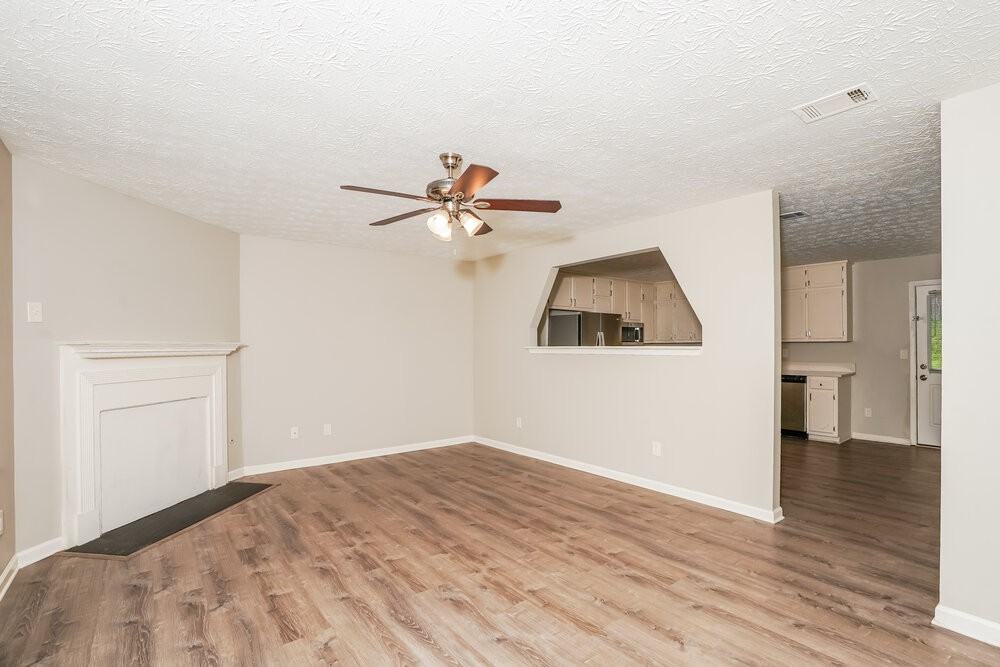 915 Walnut Creek Ln - Photo 5 of 16