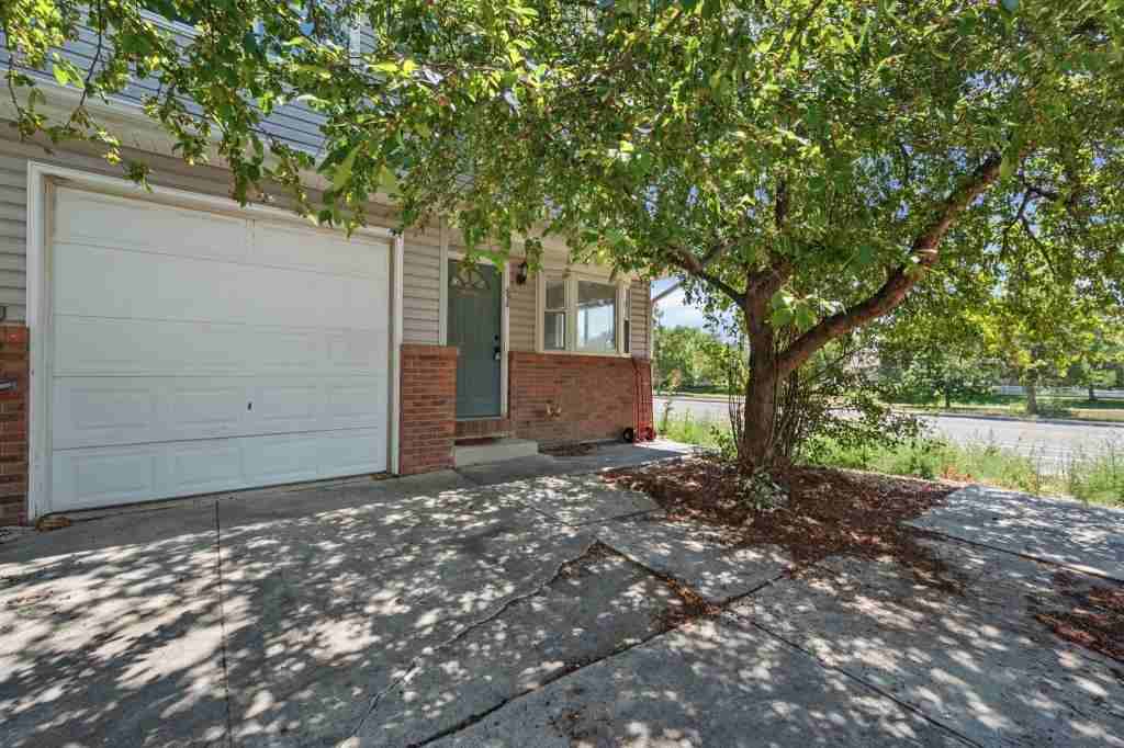 698 Eagle Dr - Photo 2 of 20