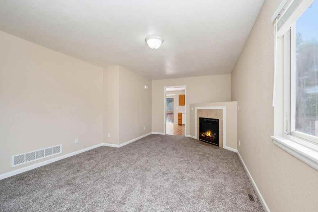 698 Eagle Dr - Photo 3 of 20