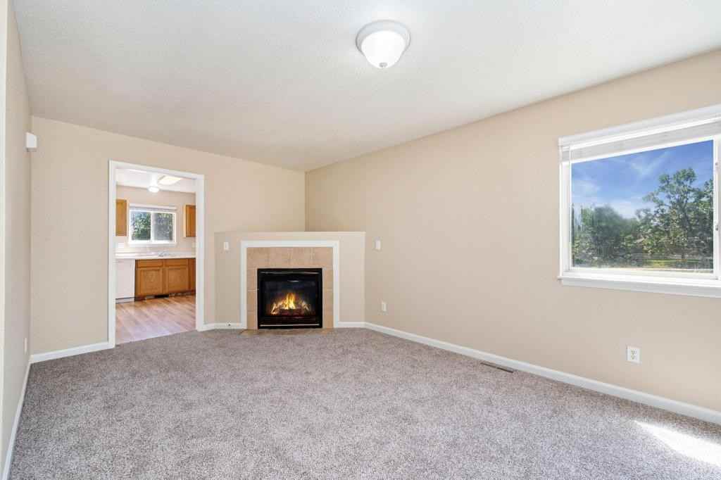 698 Eagle Dr - Photo 4 of 20