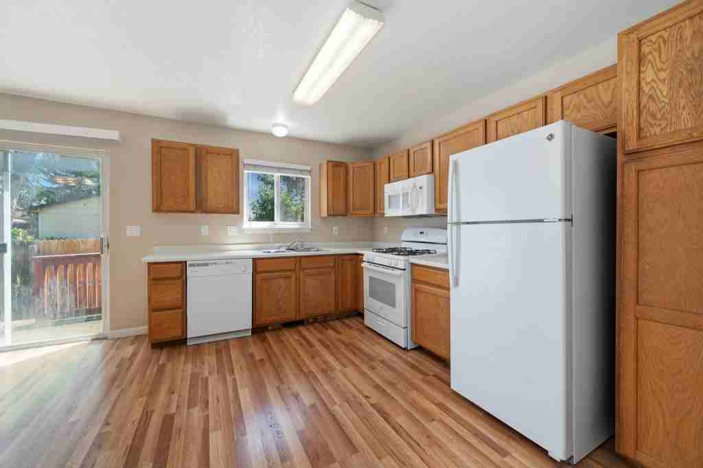 698 Eagle Dr - Photo 5 of 20