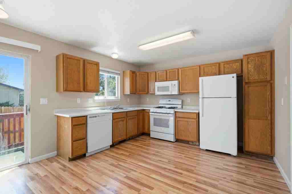 698 Eagle Dr - Photo 7 of 20