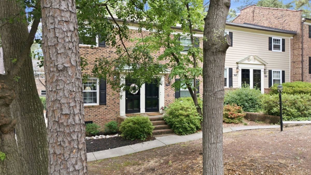 3733 Yorktown Pl - Photo 3 of 10