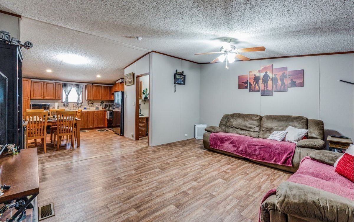 1824 Live Oak Dr - Photo 2 of 4