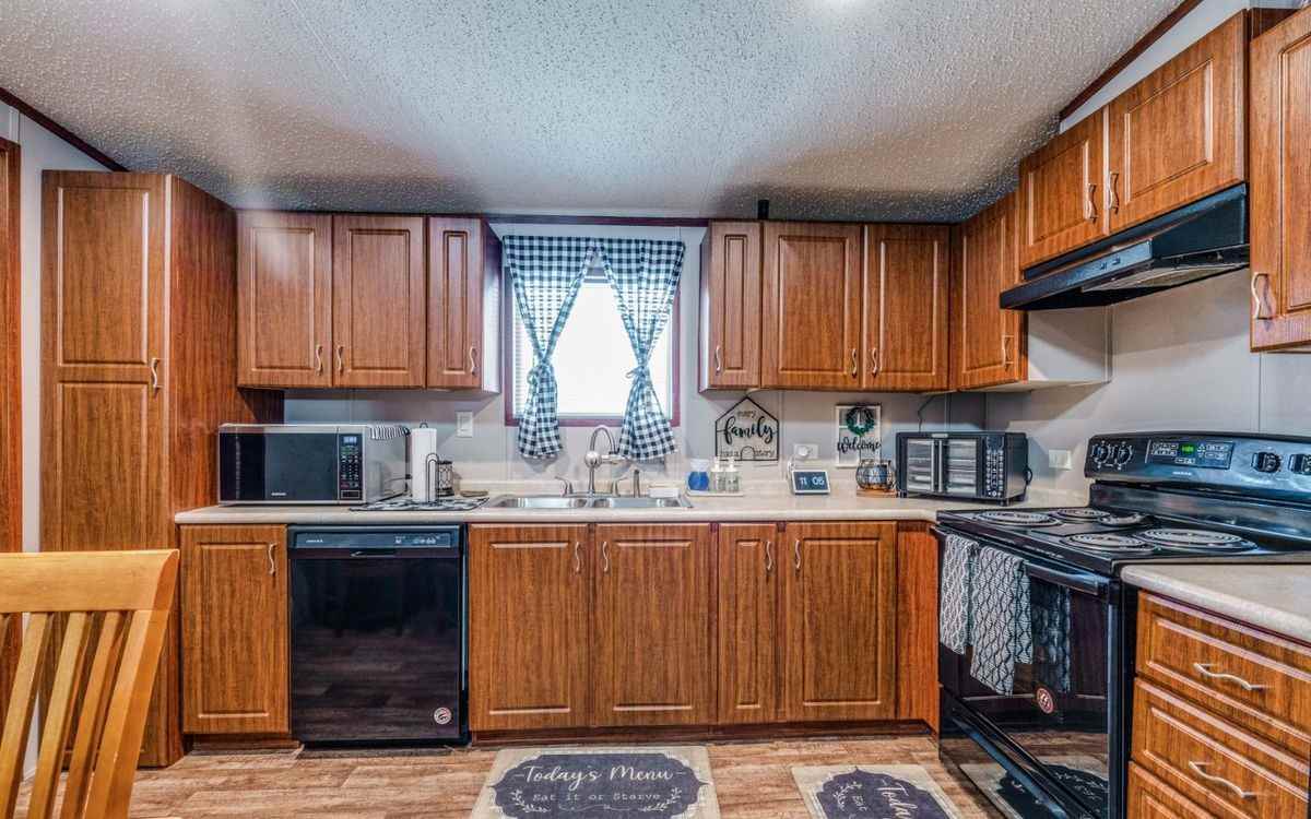 1824 Live Oak Dr - Photo 3 of 4