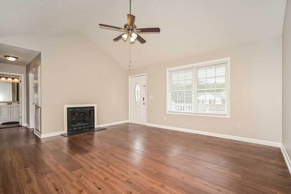 581 Woodcrest Dr - Photo 4 of 16