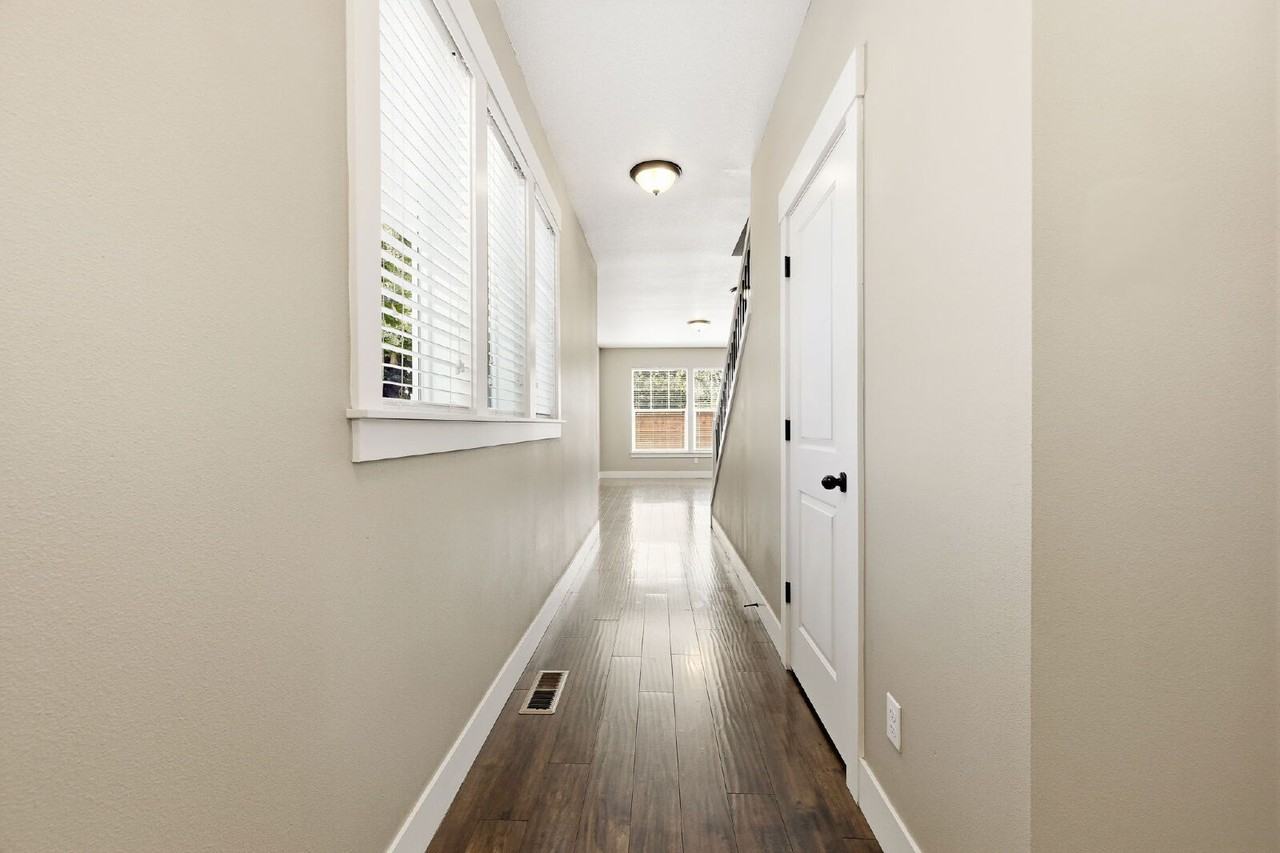 1064 Se Leonel Ln - Photo 4 of 33