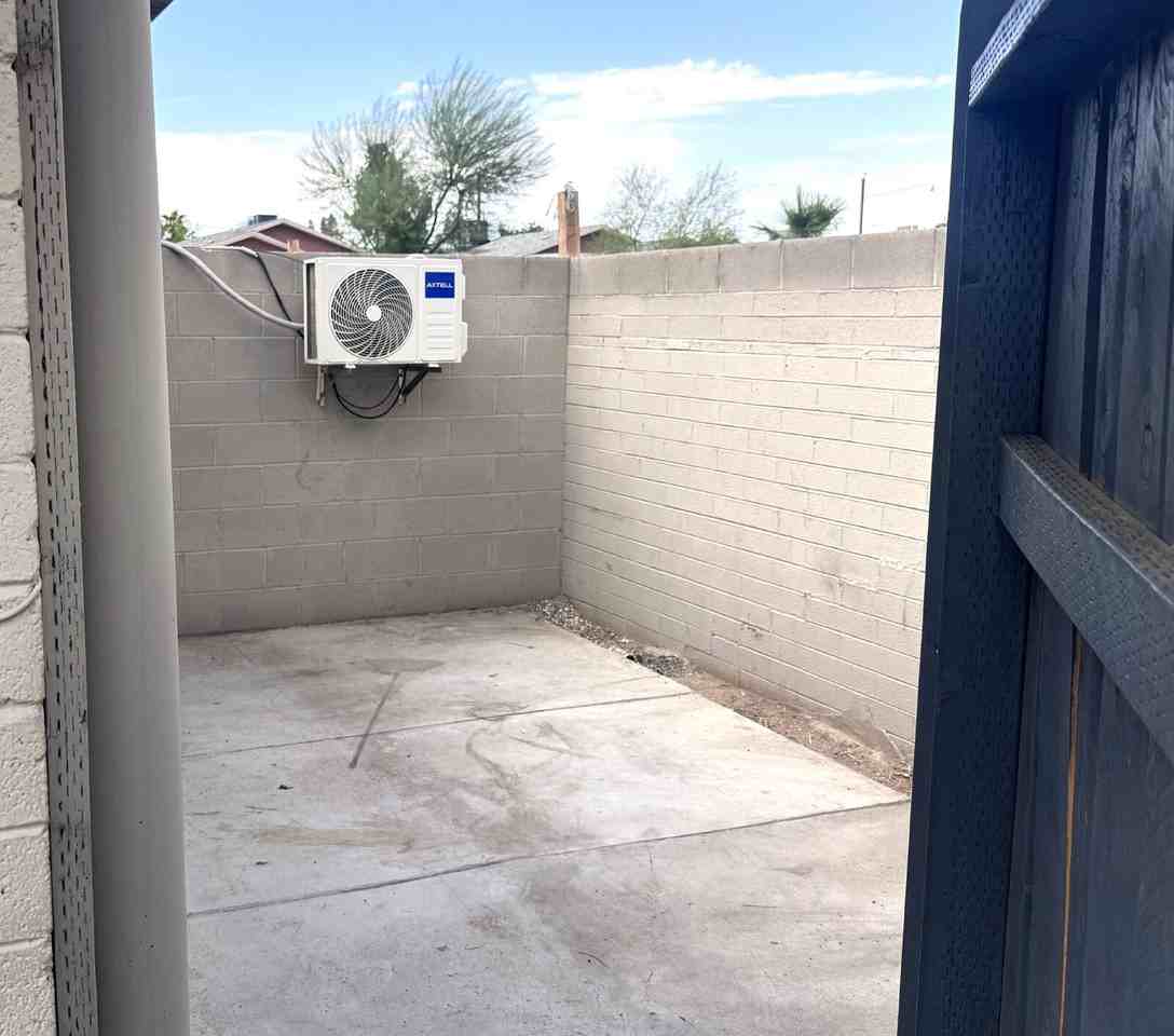 2102 W Mariposa St #10 - Photo 4 of 8