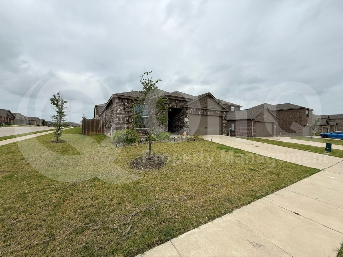 304 Tranquil Ln - Photo 2 of 31