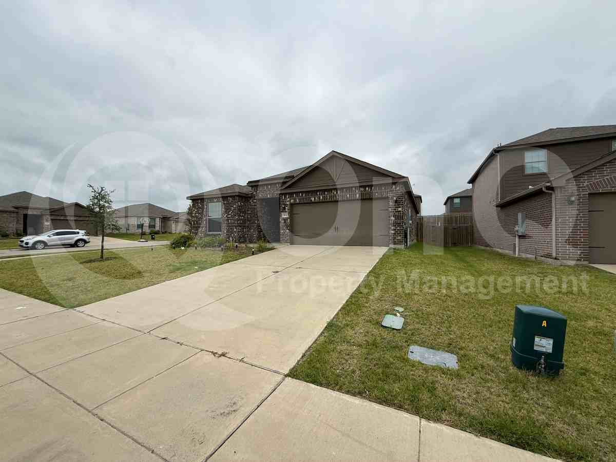 304 Tranquil Ln - Photo 3 of 31