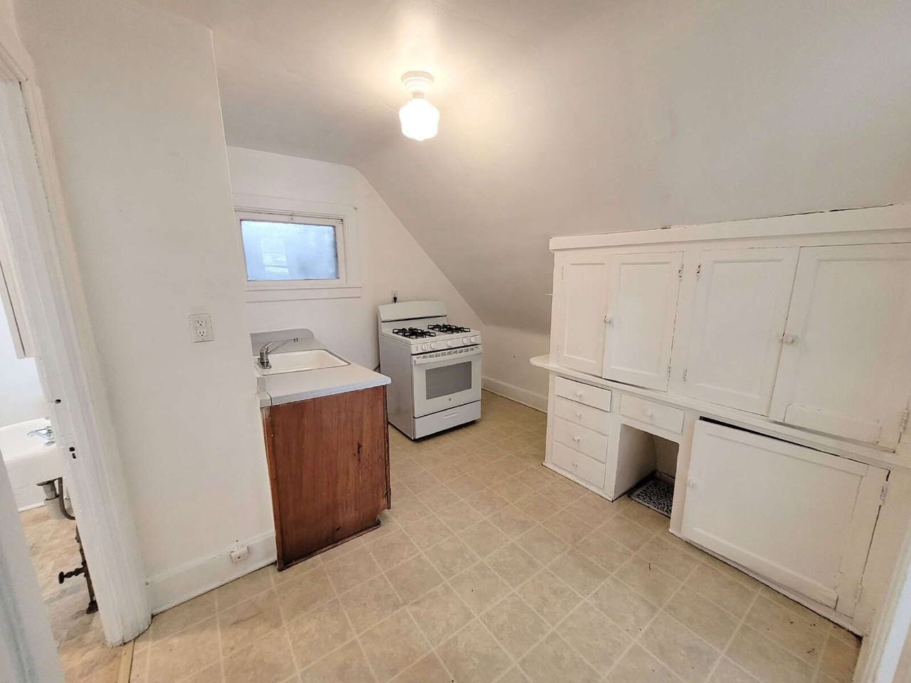 604 9th St - Photo 4 of 10