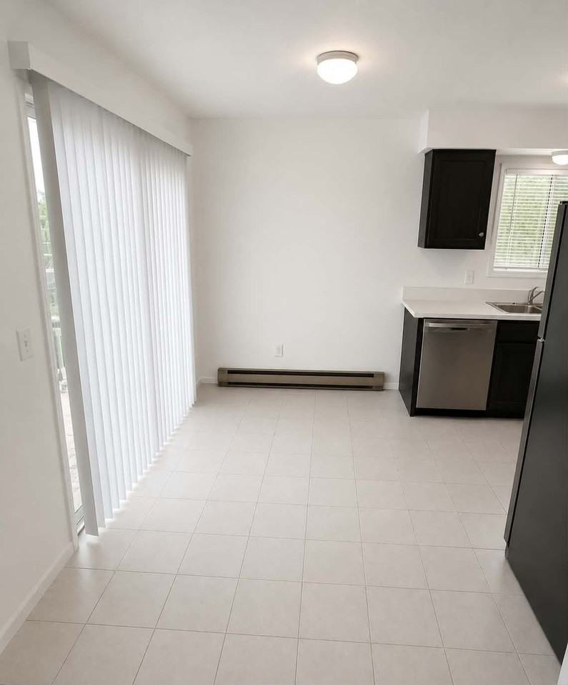 1206 E 3rd St #3 - Photo 2 of 10