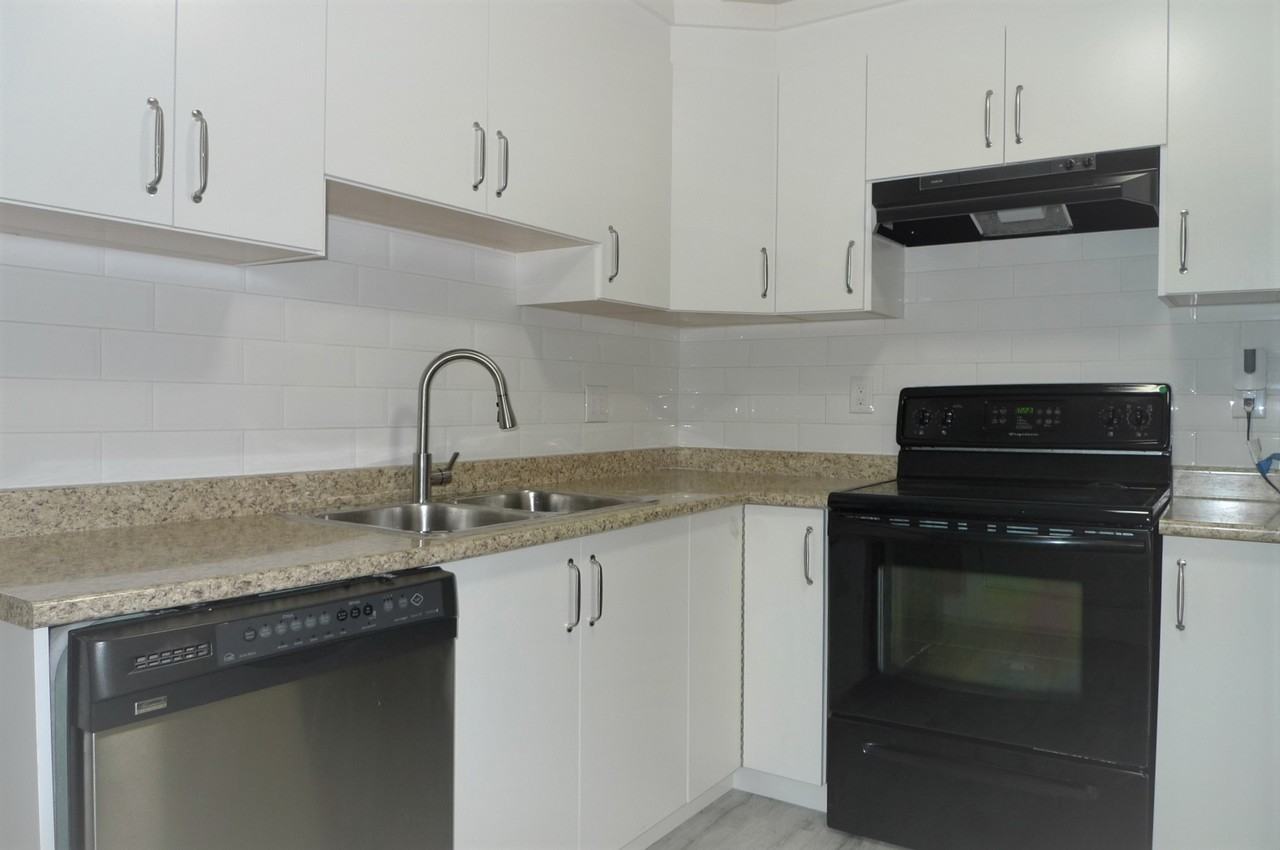 327 Laurentian Crescent - Photo 3 of 17
