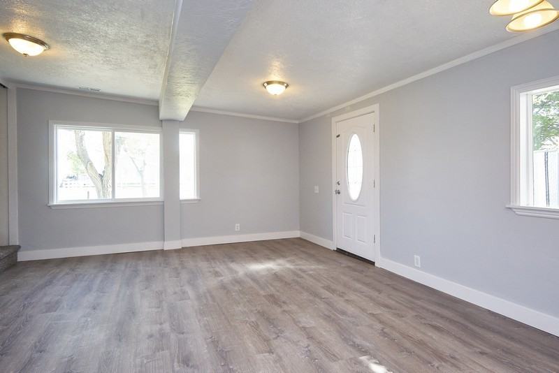 325 W Apple St - Photo 2 of 50