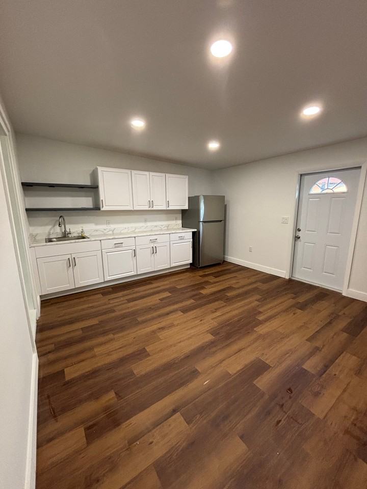 890 Sw Airoso Blvd #1 - Photo 3 of 7