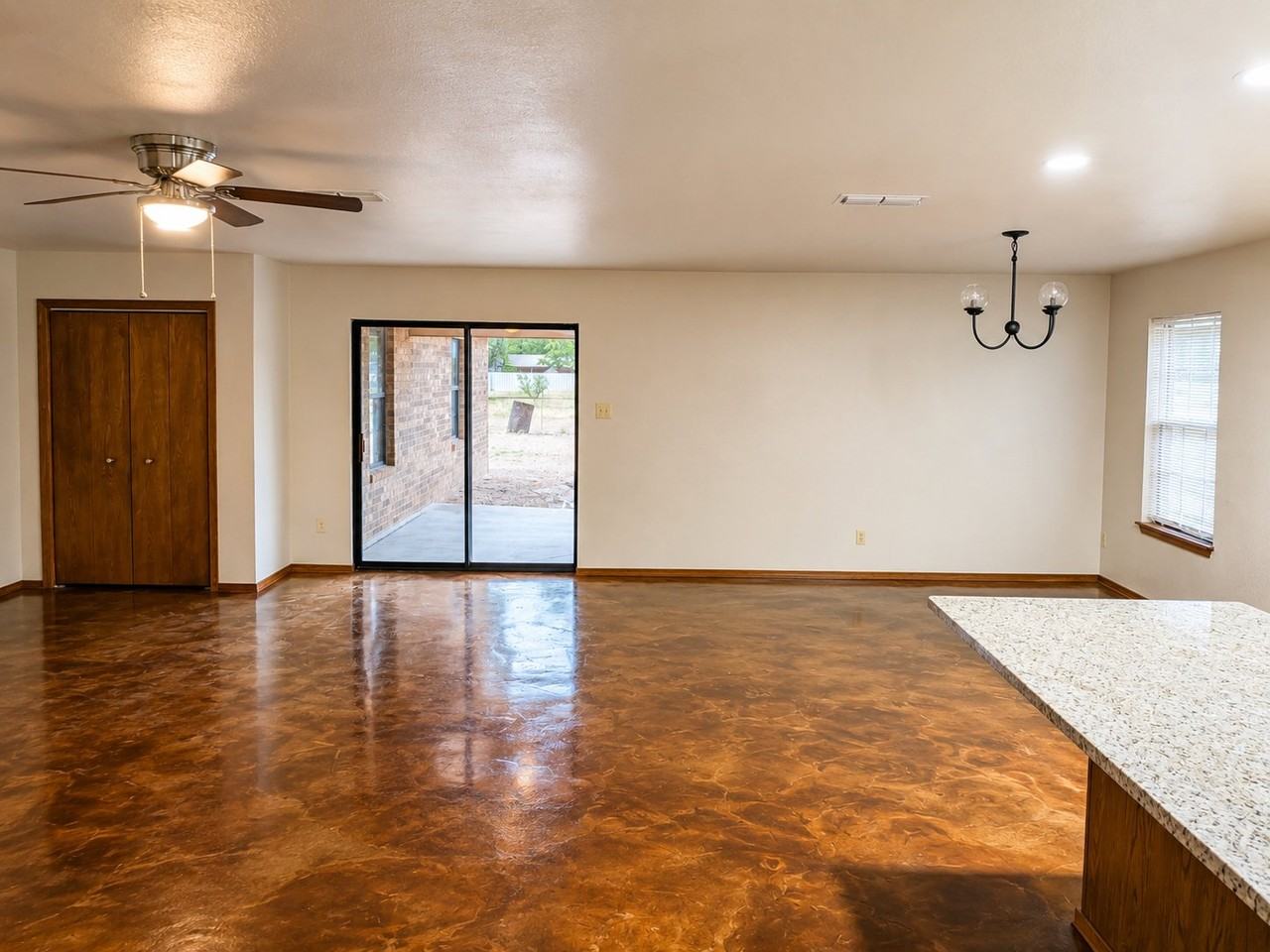 2525 N Spruce Ave - Photo 2 of 16