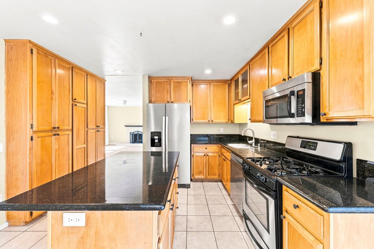 11770 Treeview Pl - Photo 4 of 12