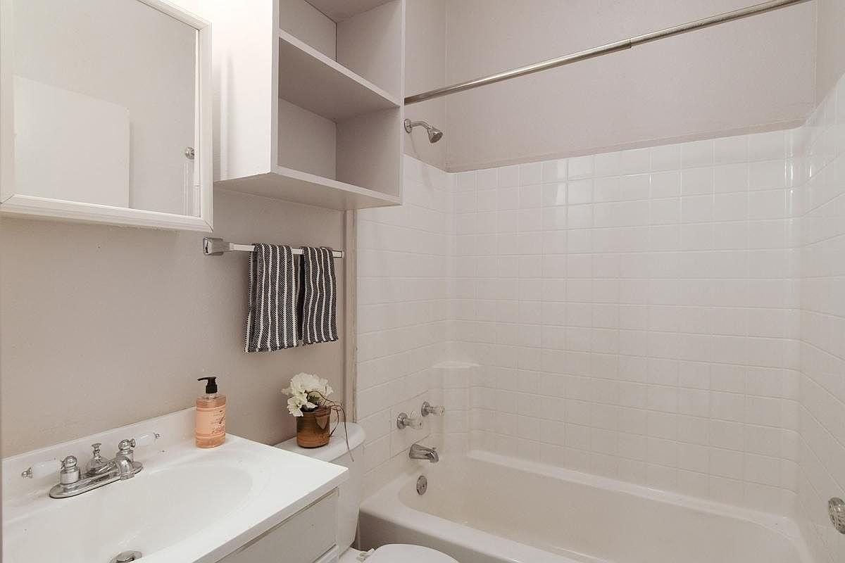 7427 Spruce St - Photo 4 of 6