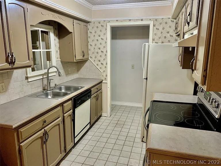 1542 E 67th Pl - Photo 3 of 10