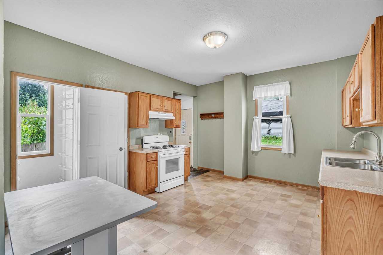 1104 W 4th St - Photo 5 of 20