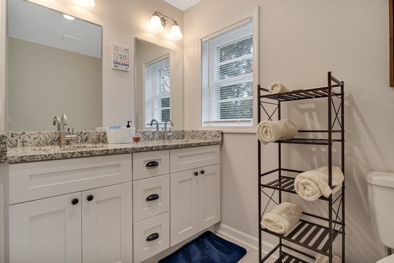 1296 Diamond Ave Se - Photo 4 of 13