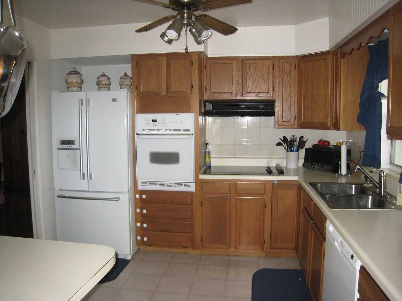 2610 Lake Wade Ct #NA - Photo 3 of 6