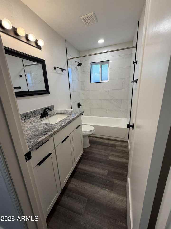 1229 W 4th St #3 - Photo 2 of 6