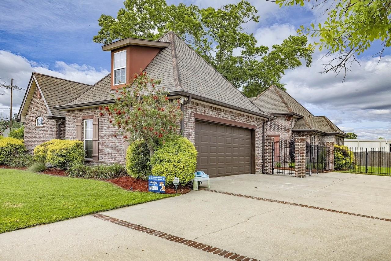 111 Gentle Oak Blvd - Photo 2 of 15