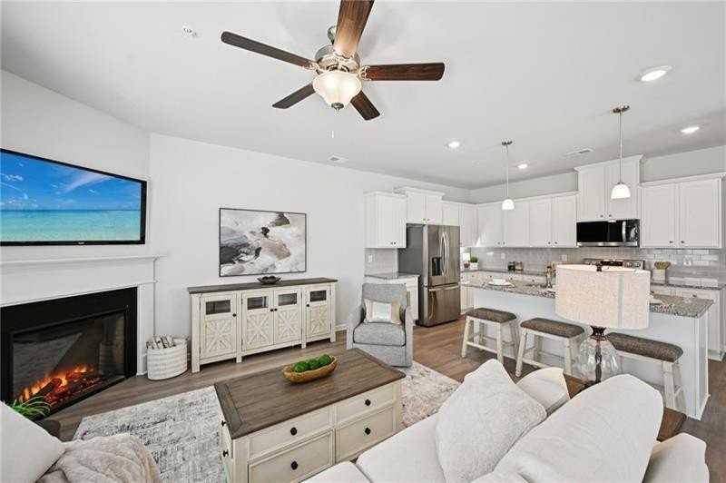 405 Lanier Cir - Photo 5 of 35