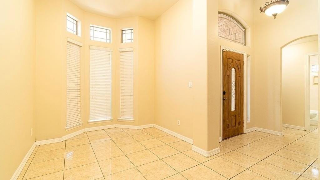 919 Hill Country Rd - Photo 4 of 22