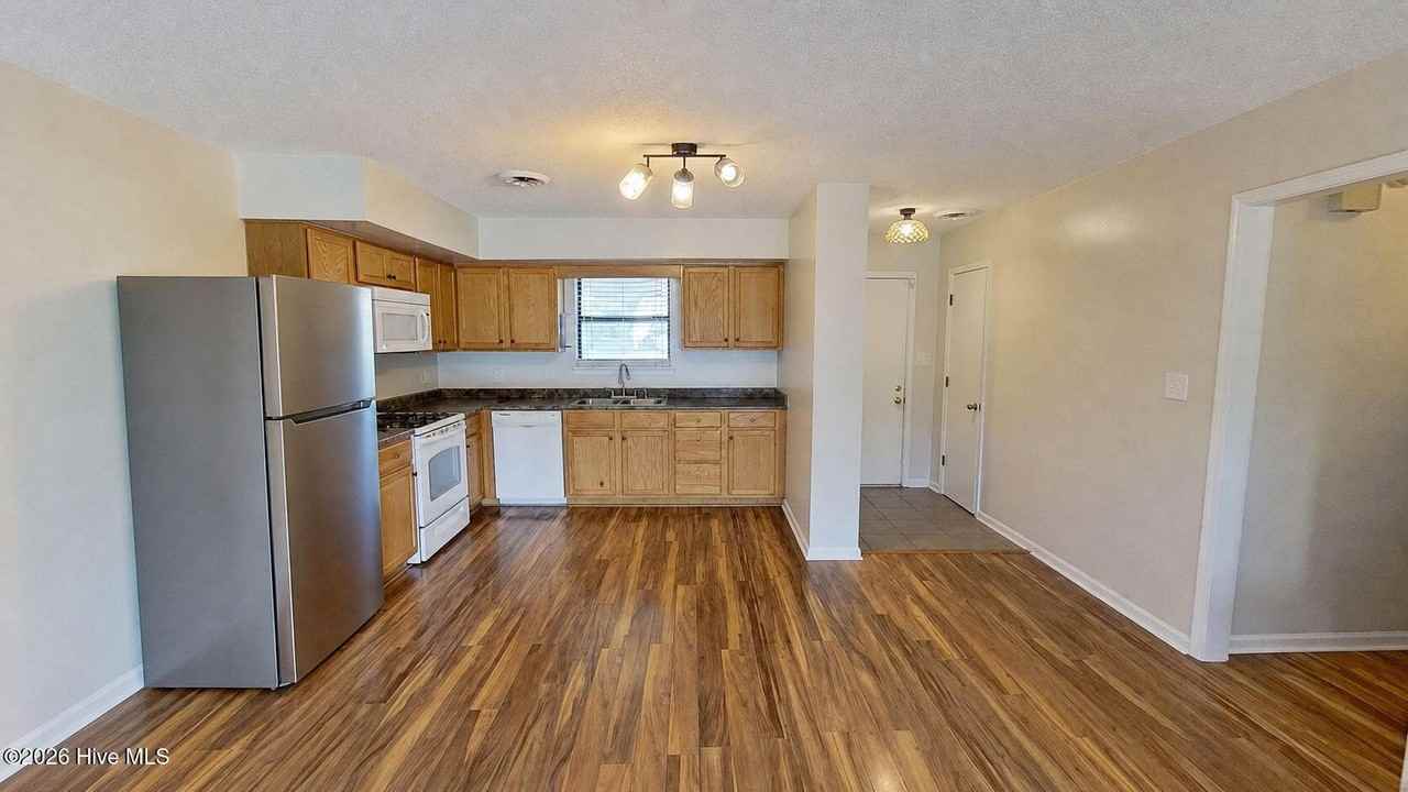 301 Dennis Rd - Photo 3 of 20