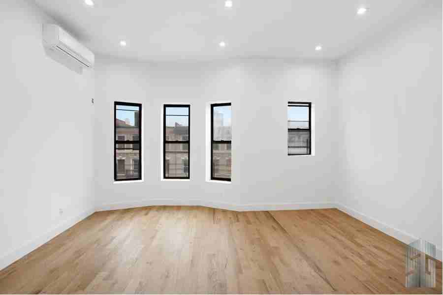 1477 Pacific St - Photo 4 of 9