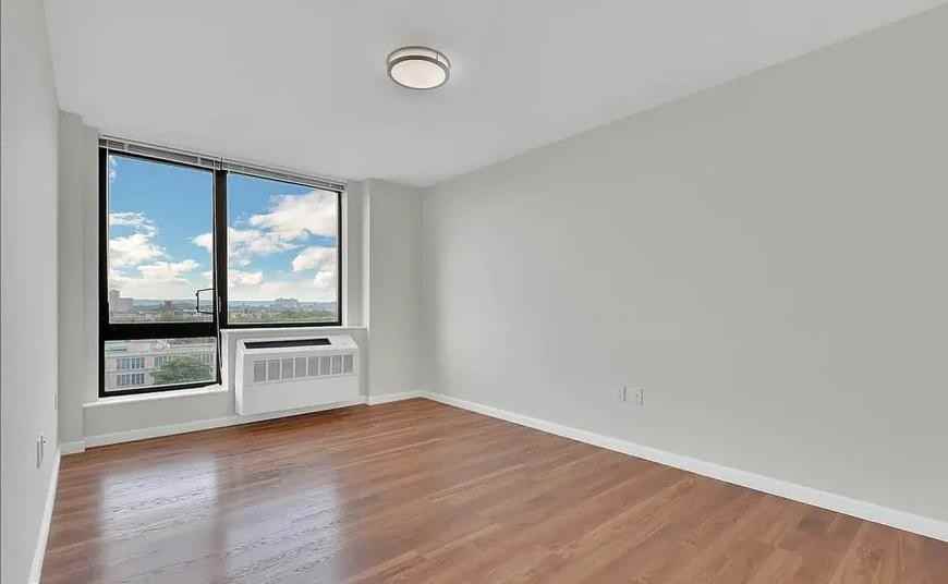 2763 Morris Ave - Photo 5 of 9