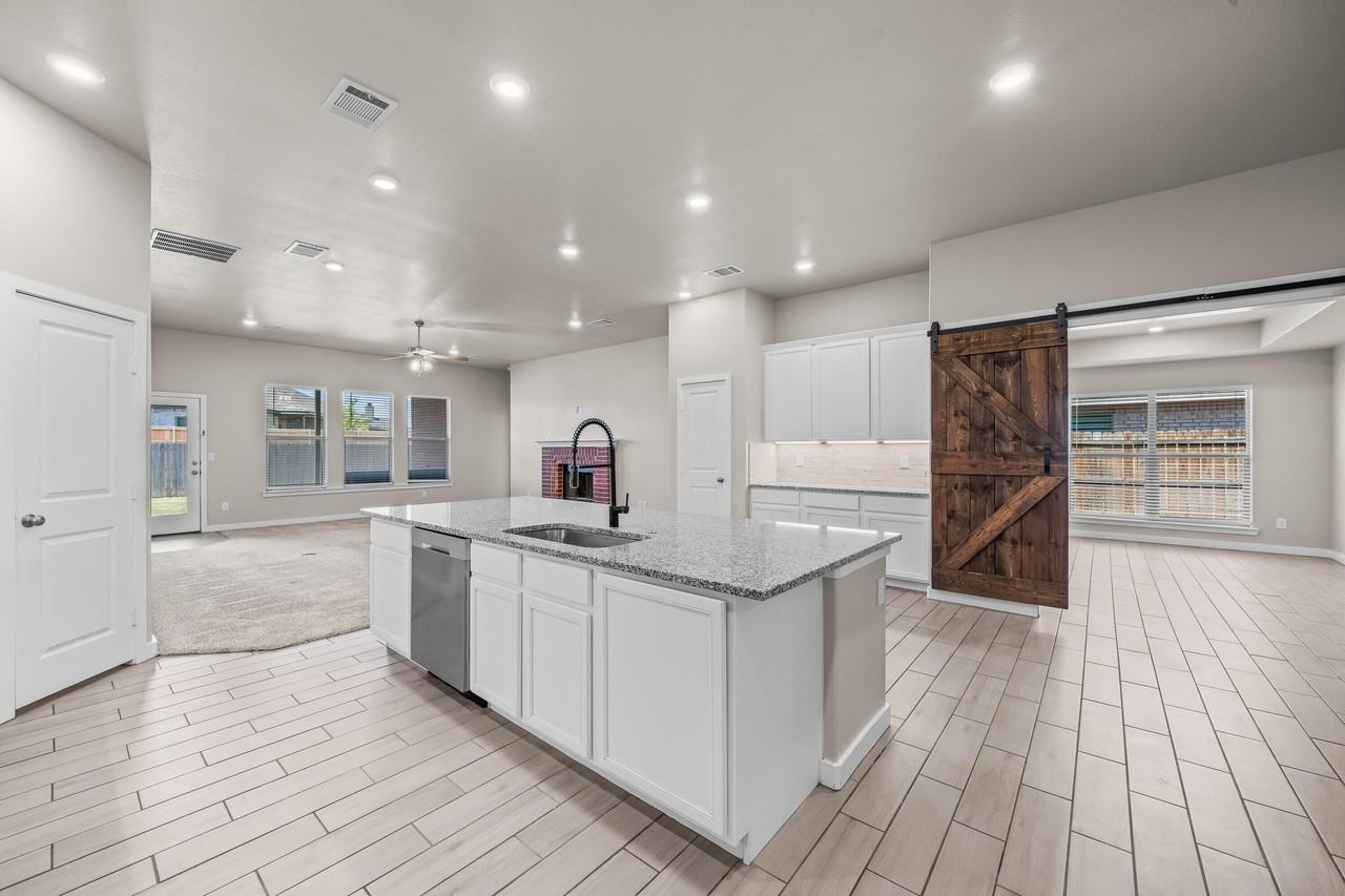 7421 29th St - Photo 4 of 33