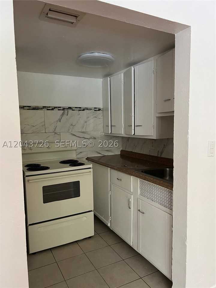 1895 Sw 22nd Ave #7 - Photo 4 of 7