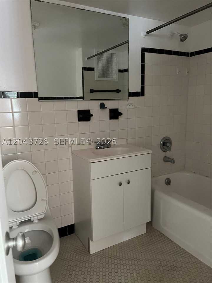 1895 Sw 22nd Ave #7 - Photo 5 of 7