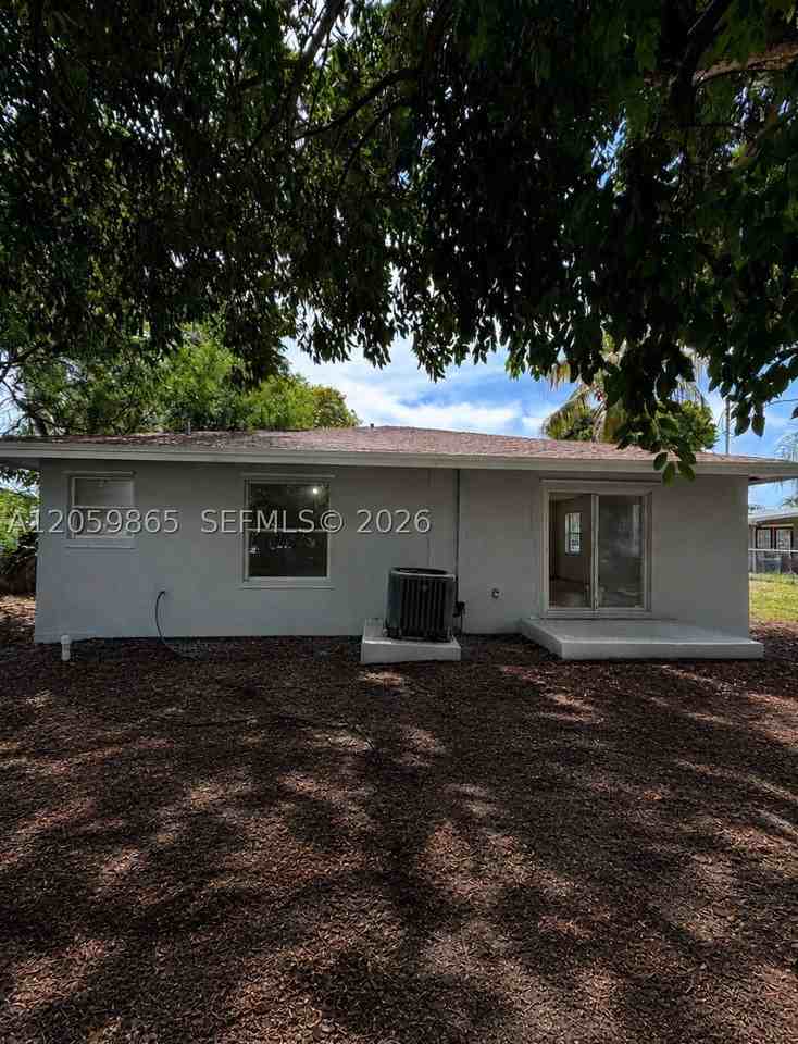 5202 Ne 14th Ter - Photo 3 of 17