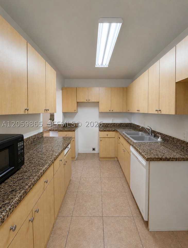 5202 Ne 14th Ter - Photo 5 of 17