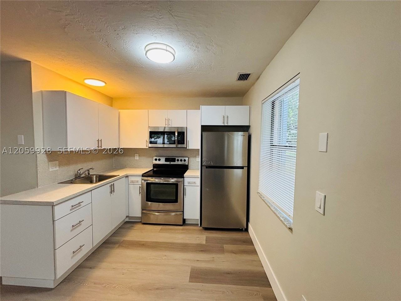 1011 Sw 8th St #D - Photo 3 of 15