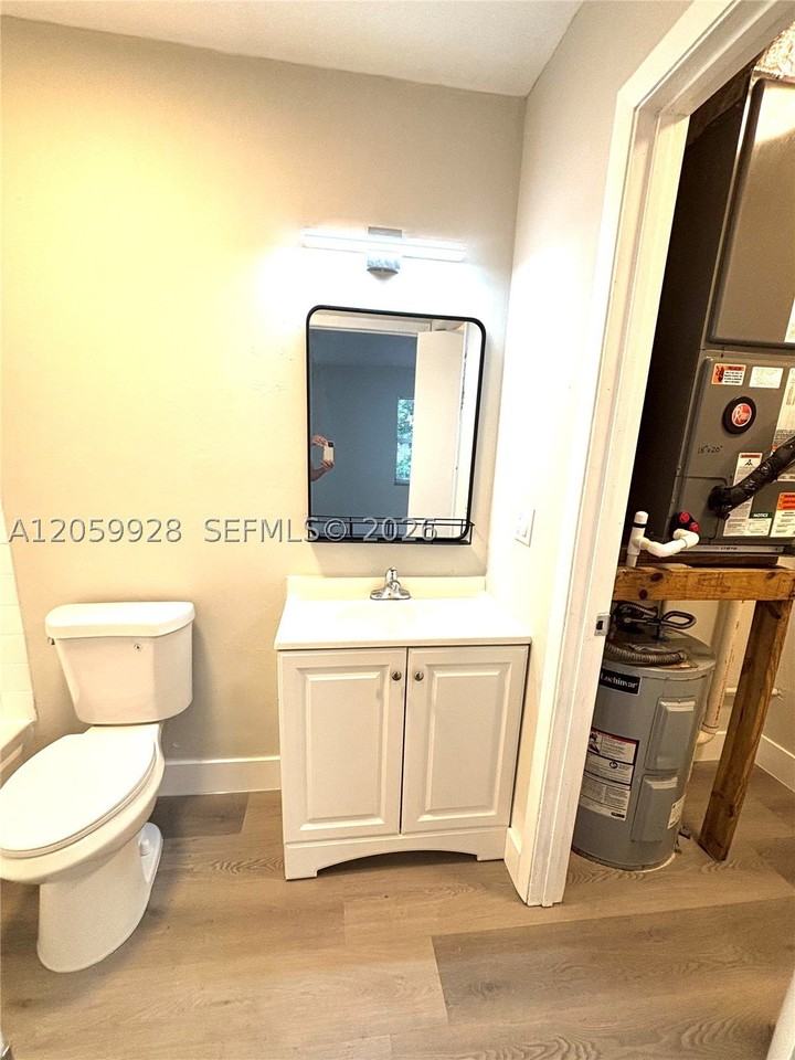 1011 Sw 8th St #D - Photo 6 of 15