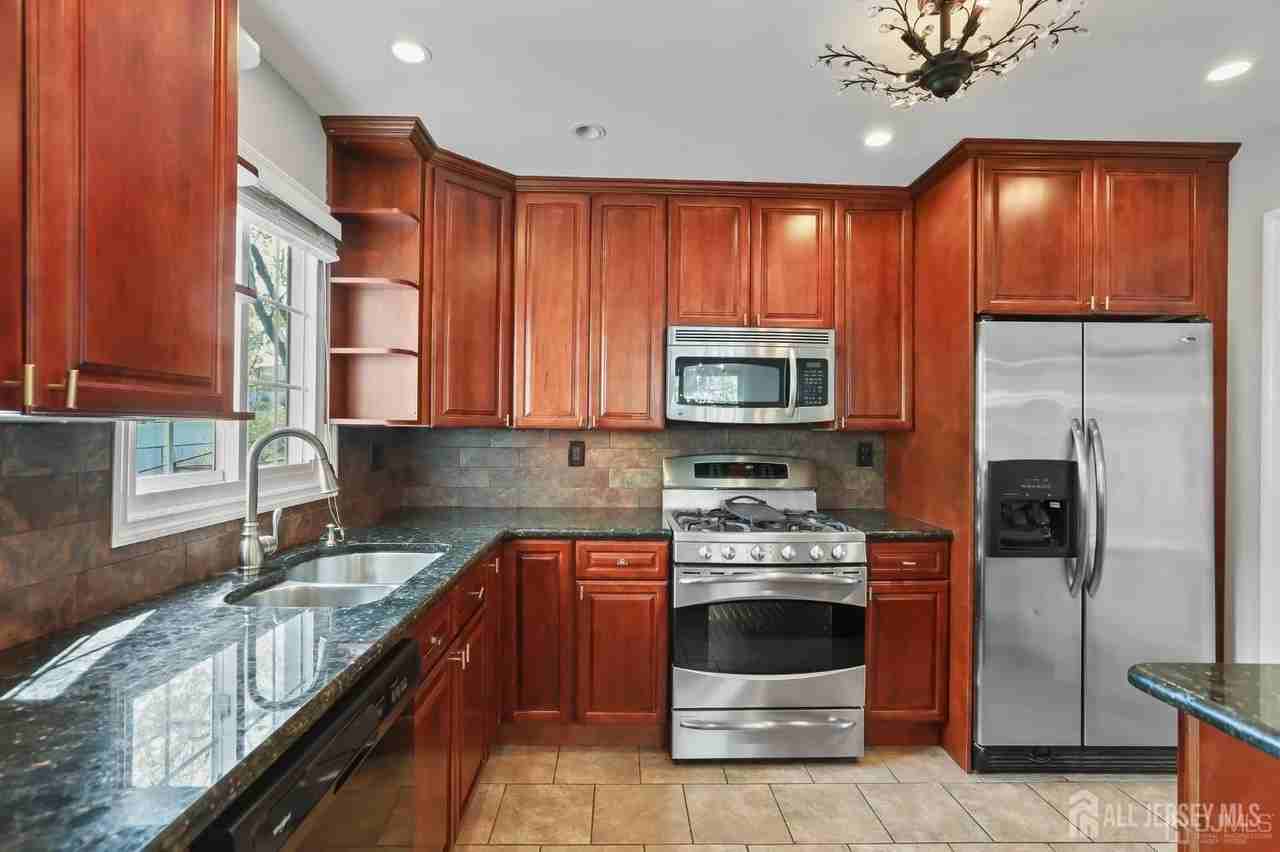 262 Wall St - Photo 2 of 16
