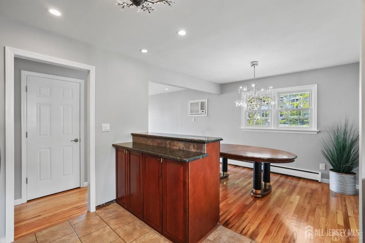 262 Wall St - Photo 4 of 16