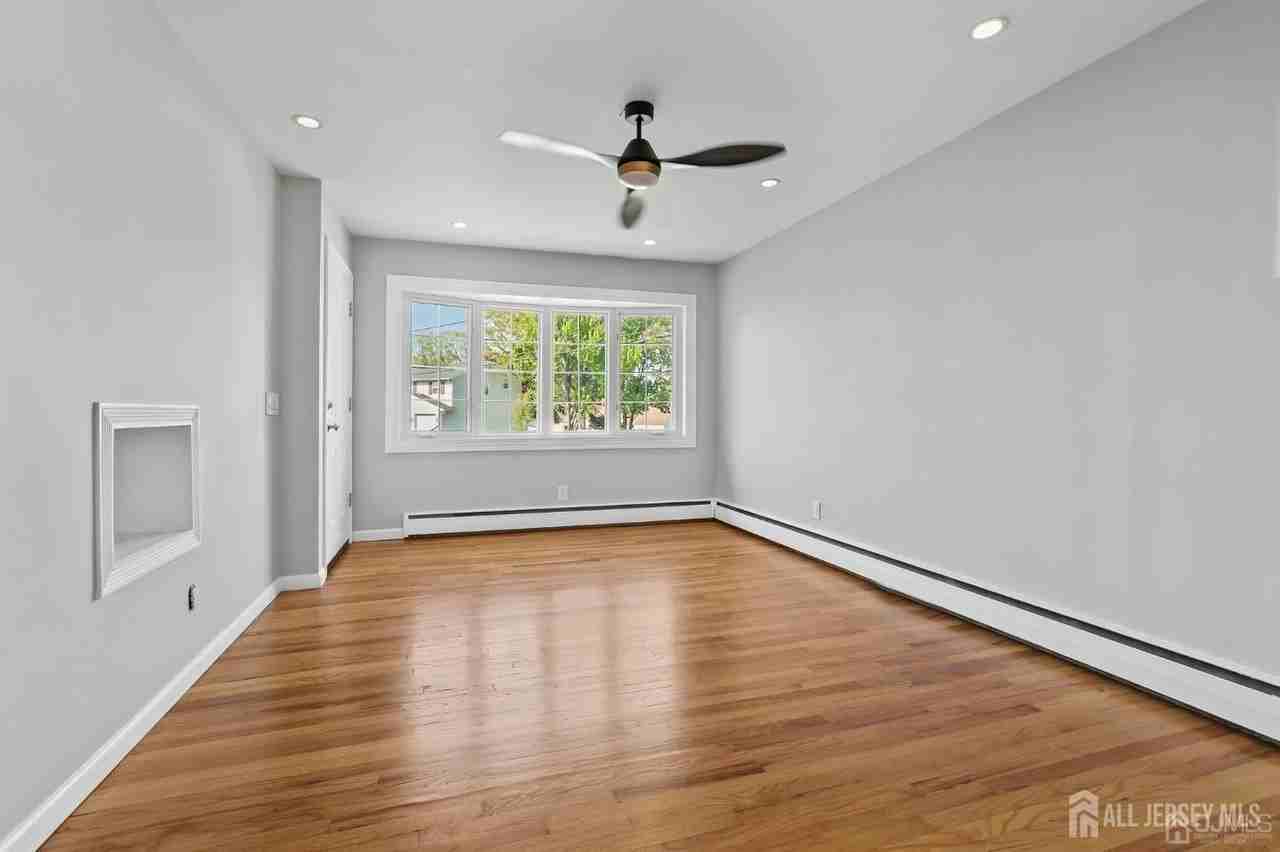 262 Wall St - Photo 5 of 16