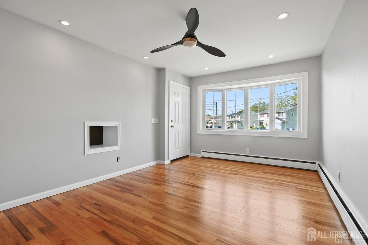 262 Wall St - Photo 6 of 16