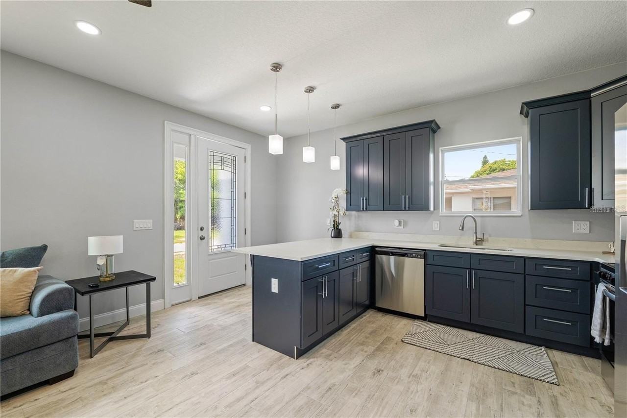 2617 W Saint Joseph St #2 - Photo 4 of 15