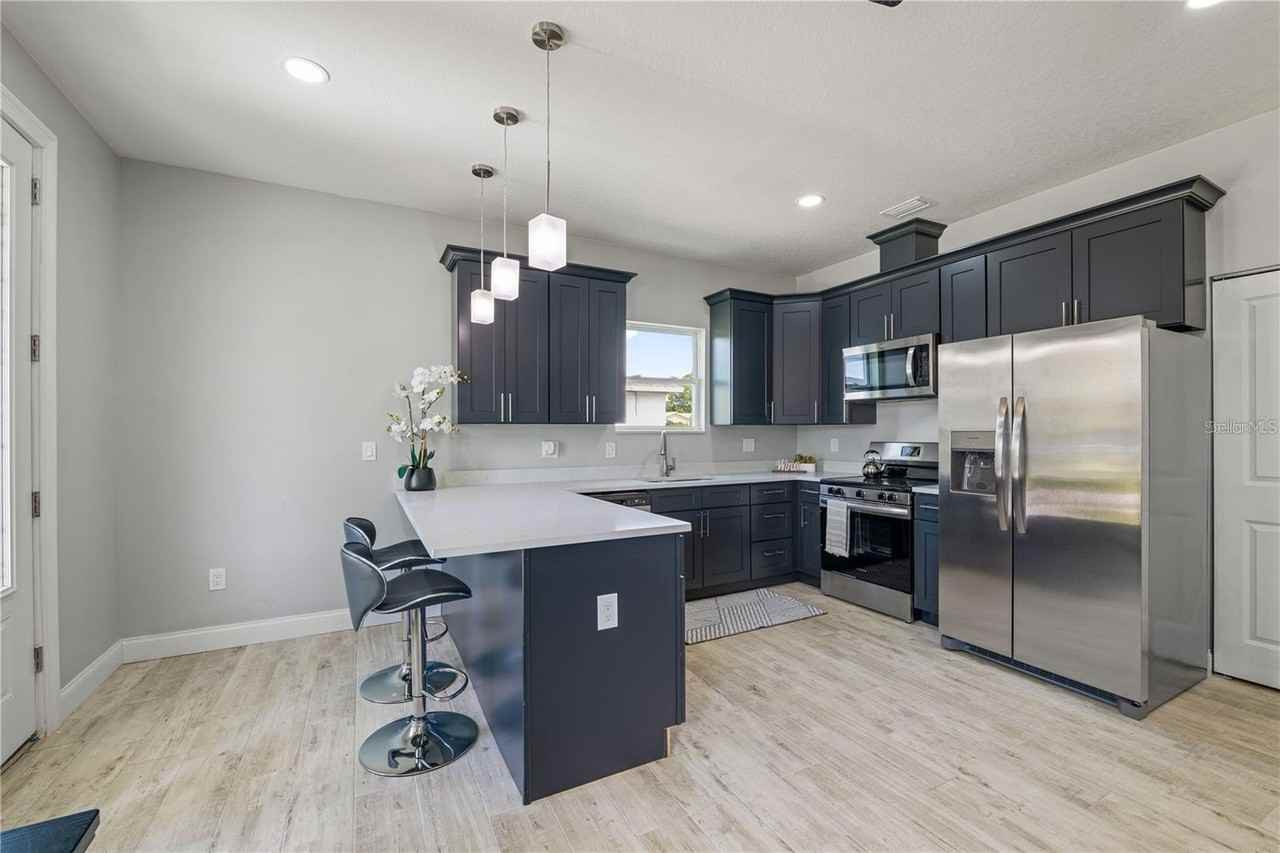 2617 W Saint Joseph St #2 - Photo 5 of 15