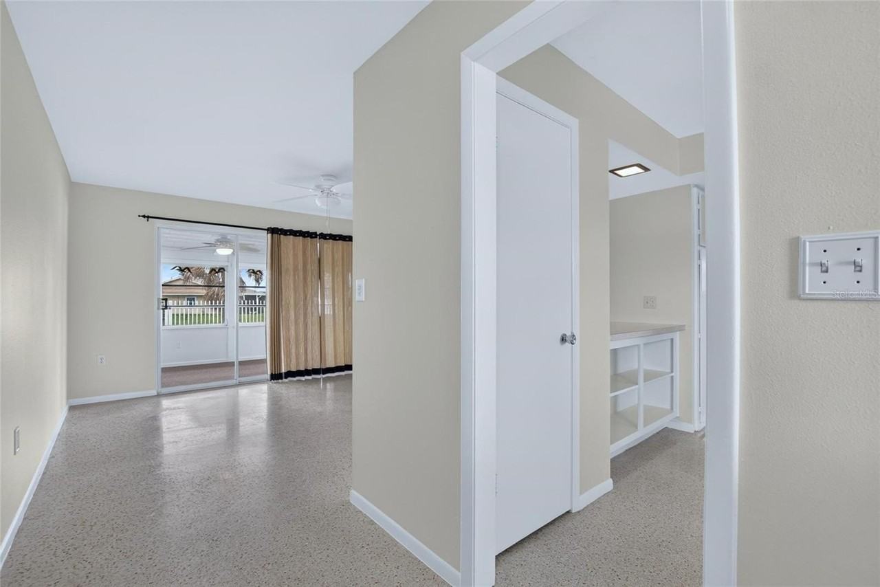 705 Thunderbird Ave - Photo 3 of 50