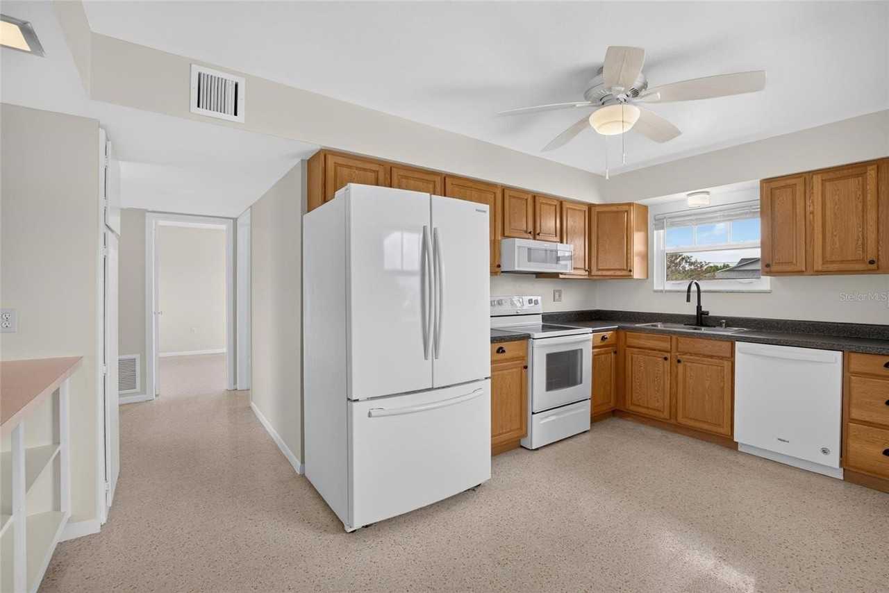 705 Thunderbird Ave - Photo 4 of 50