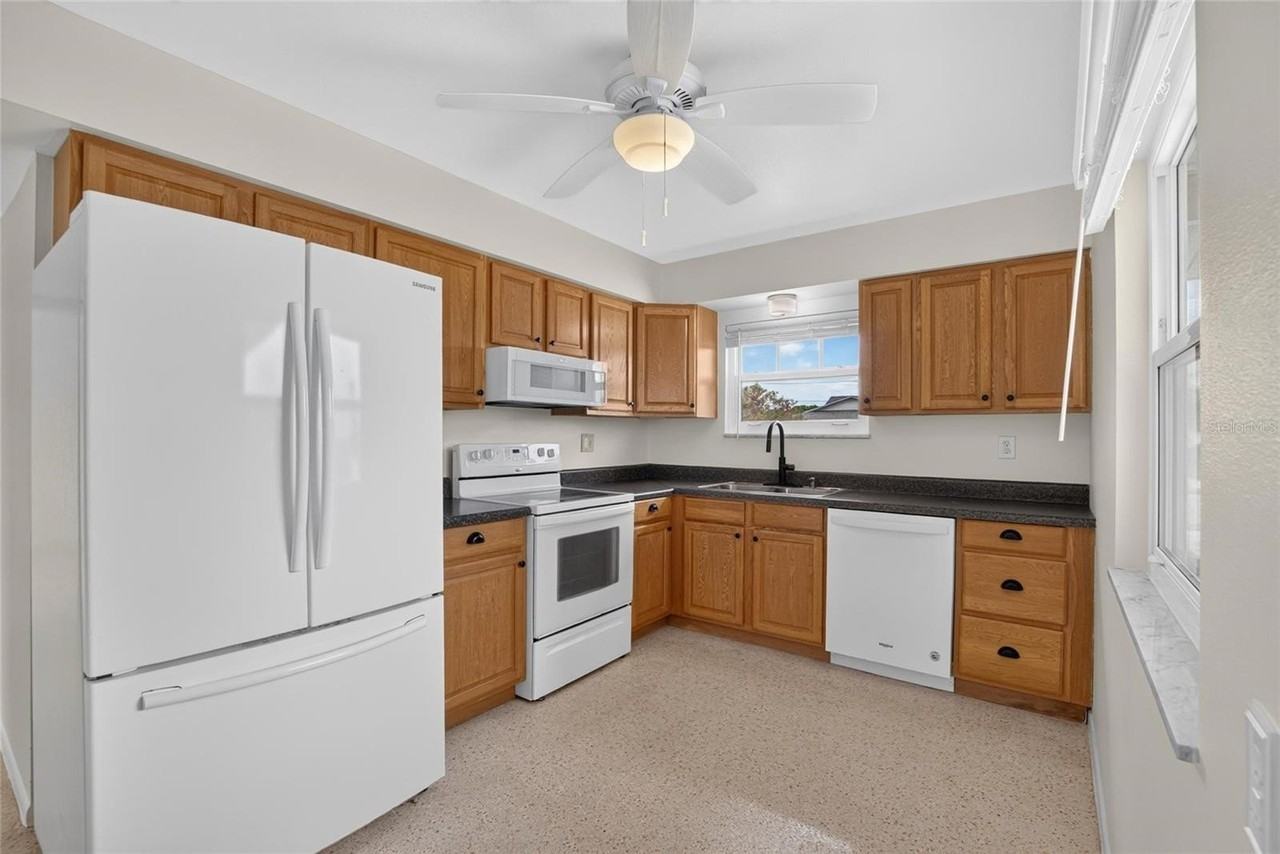 705 Thunderbird Ave - Photo 5 of 50